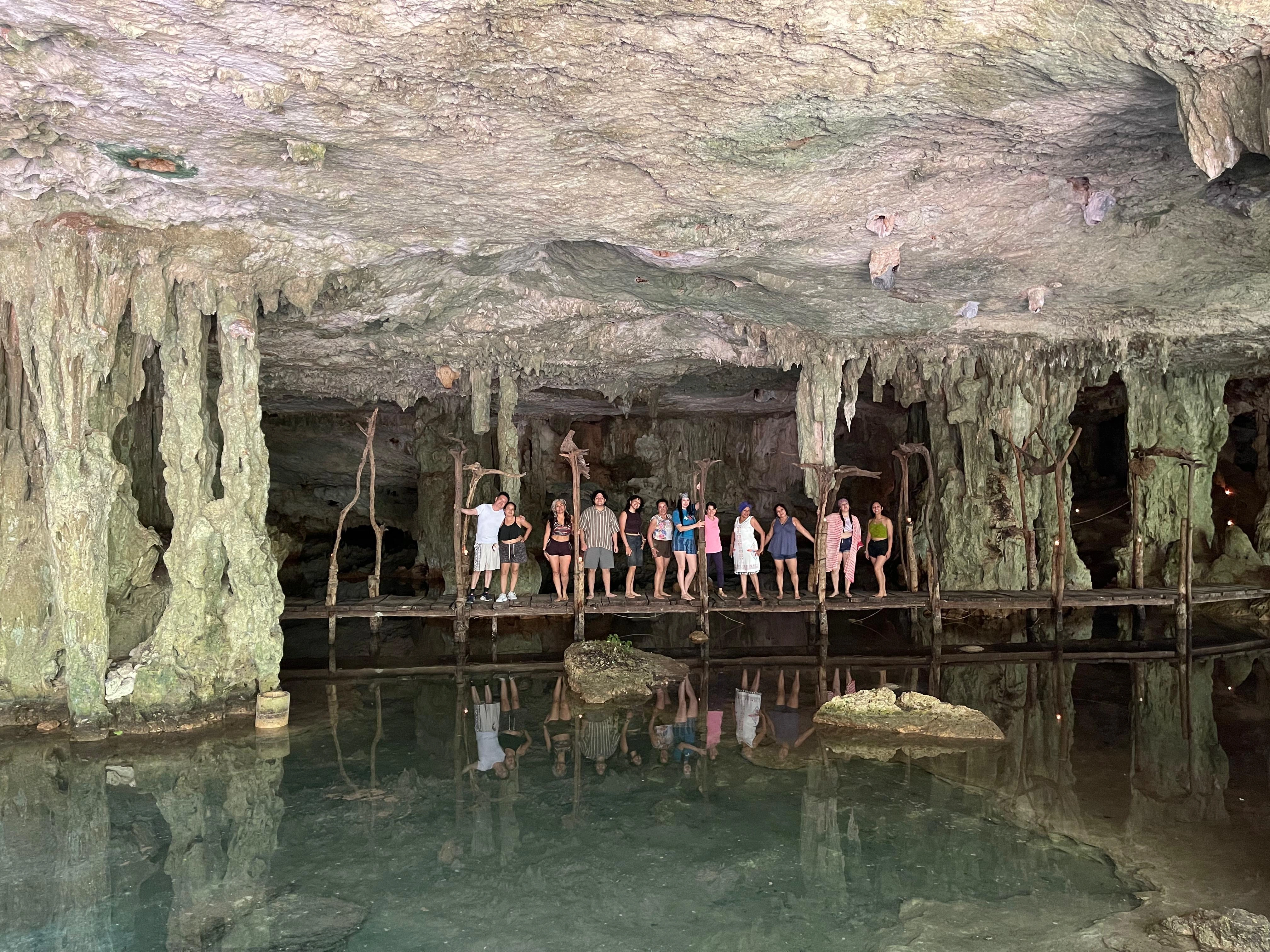 Grupo en cenote durante el retiro en Tulum